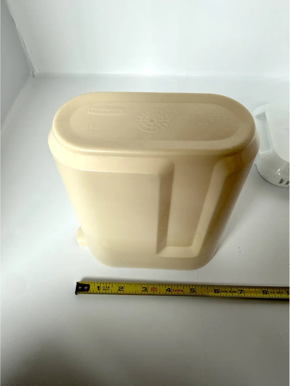 Rubbermaid 1.5 Quart Plastic Pitcher with Lid - Beige and White